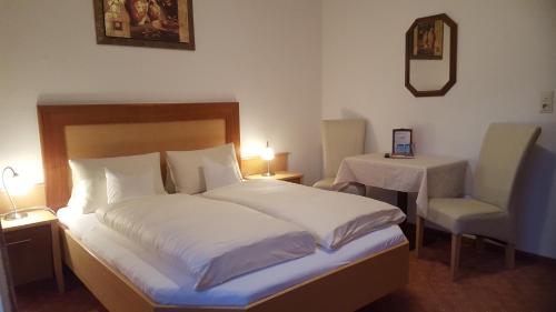 Ein Bett oder Betten in einem Zimmer der Unterkunft Hotel-Pension Wolfgang