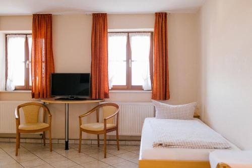 TV a/nebo společenská místnost v ubytování Hotel Vogtareuther-Hof
