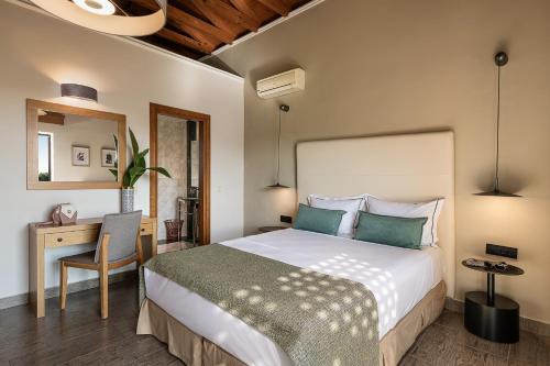 Giường trong phòng chung tại Caldera Platanias Villas
