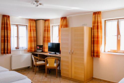 TV a/nebo společenská místnost v ubytování Hotel Vogtareuther-Hof