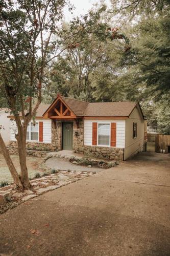 a small house in the middle of a yard at The Woodlawn Guest Cottage in Hot Springs