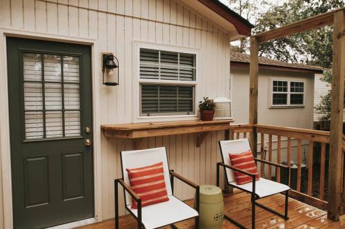 Balcon ou terrasse dans l'établissement The Woodlawn Guest Cottage