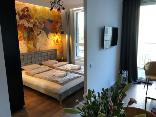 una piccola camera con un letto in una stanza di Chlebova Apartments a Danzica