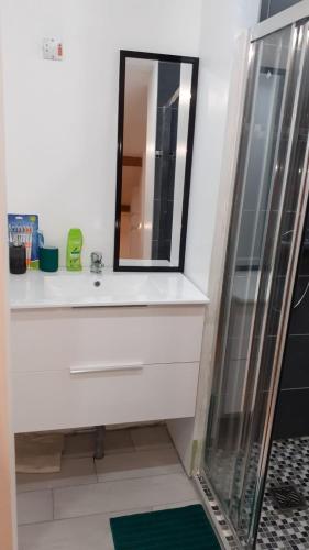 Ένα μπάνιο στο Appartement La Paix