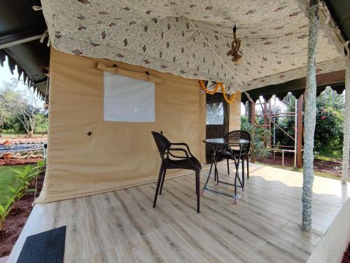 Un lugar para sentarse en Roy's Nature Nest - Farm Stay near Malshej Ghats