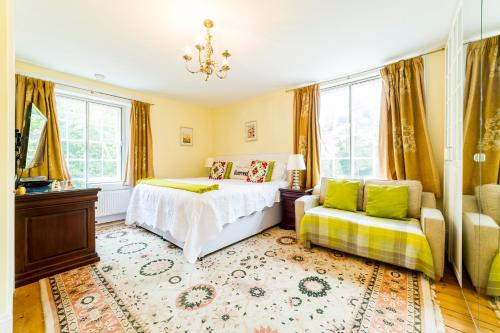 En eller flere senge i et værelse på Molland Manor House Self catering (10 bedrooms 9 bathrooms)
