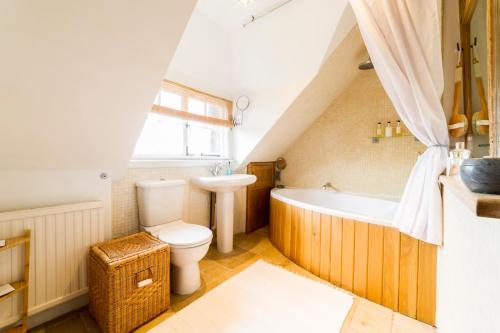 Et badeværelse på Molland Manor House Self catering (10 bedrooms 9 bathrooms)