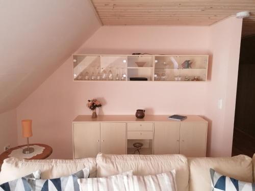 een woonkamer met een witte bank en een tafel bij Fewo Skjærnsøde in Fjerritslev