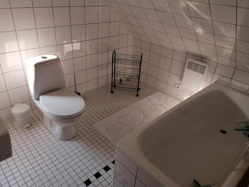 Ett badrum på Fewo Skjærnsøde