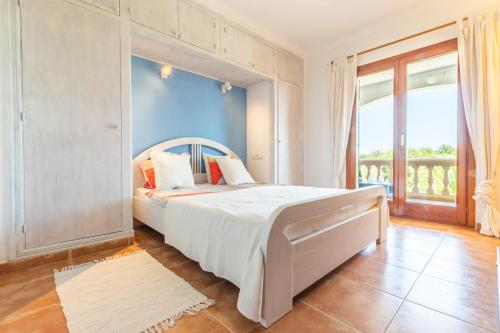1 dormitorio con 1 cama grande y balcón en Apartment Buena Vista, en Cala Santanyi