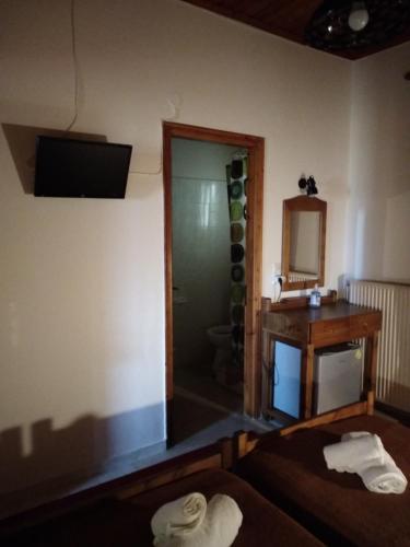 Μια τηλεόραση ή/και κέντρο ψυχαγωγίας στο Elatos Rooms