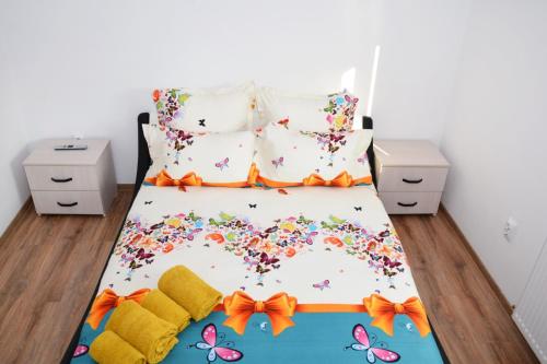 a bedroom with a bed with flowers on it at La Miruna in Comăneşti