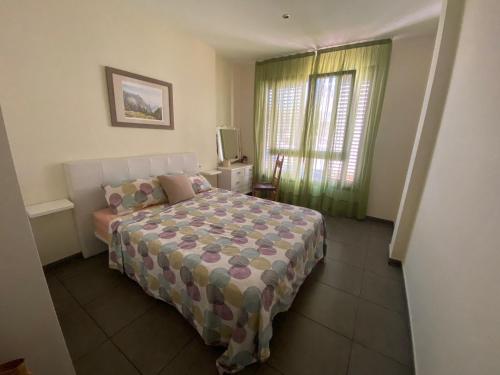 - une chambre avec un lit et une fenêtre dans l'établissement Balcón y sol en Arguineguín, à Arguineguín