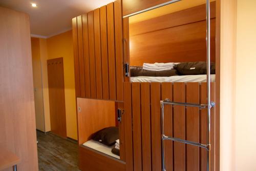 ウィーンにあるDo Step Inn Central - Self-Service-Hostelの二段ベッド2台とドアが備わる客室です。