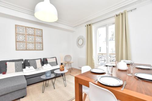 un salon avec un canapé et une table dans l'établissement Cozy apartment 2BR-6P - Royal Palace-Lo Museum, à Paris