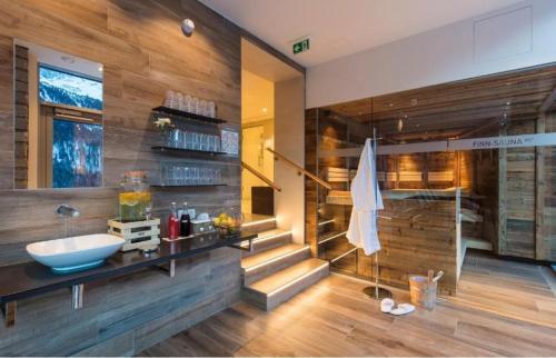 ein Badezimmer mit einem Waschbecken und Holzwänden in der Unterkunft Ferienwohnungen Winnebach in Gries