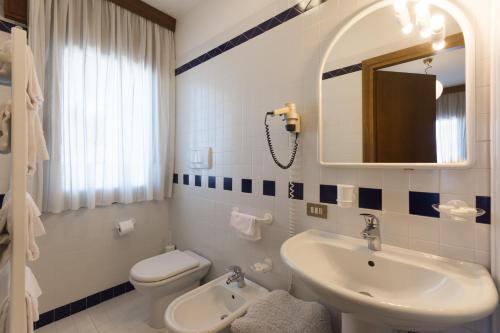 Kylpyhuone majoituspaikassa Park Hotel Ristorante Ca' Bianca