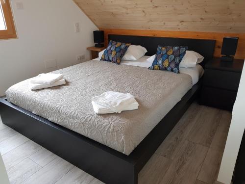 1 dormitorio con 1 cama con 2 toallas en Superbe appartement type T1 proche Strasbourg en Truchtersheim
