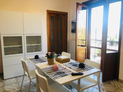 une salle à manger avec une table et des chaises blanches dans l'établissement Residenza Donna Maria, à Ercolano