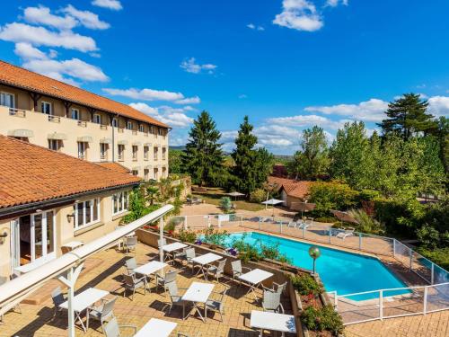 Logis Hotel Noemys Morgonの敷地内または近くにあるプール