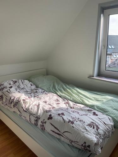 a bed in a room with a window at Centrum lejlighed in Viborg
