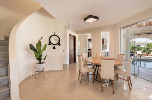a dining room with a table and chairs at Caldera Platanias Villas in Plataniás