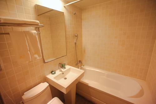 昌原市Changwon AT Business Hotel的带马桶、水槽和浴缸的浴室