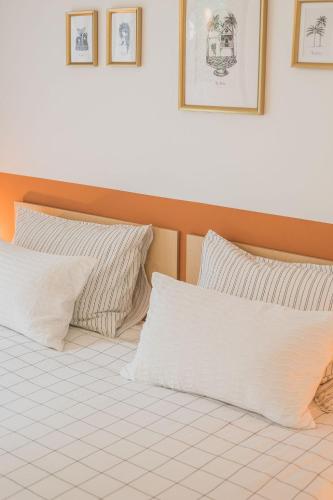 - un lit avec des oreillers blancs dans l'établissement Salty Woods Lodge, Chambre d'hôtes, à Vieux-Boucau-les-Bains