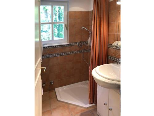 a bathroom with a tub and a sink and a toilet at Landhaus Finest Haus Weickenhof in Velburg