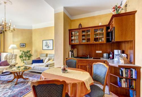 cocina y sala de estar con mesa y sillas en Villa Seeschloss 10, en Heringsdorf