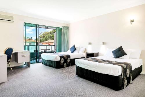 克里夫蘭的住宿－太平洋克利夫蘭康福特酒店，带阳台的酒店客房内的两张床