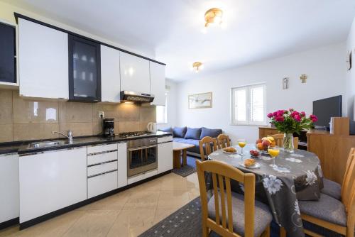 Apartment Tija Two Bedroom Apartment with Balcony and Partial Sea View