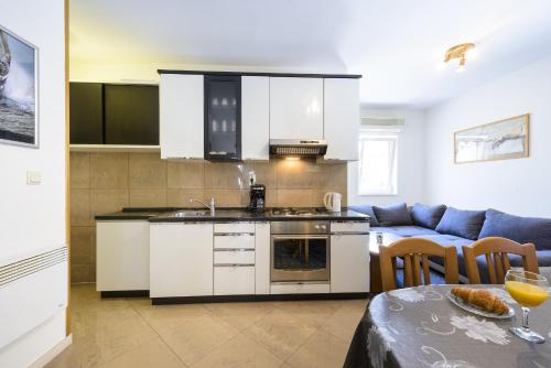 Apartment Tija Two Bedroom Apartment with Balcony and Partial Sea View