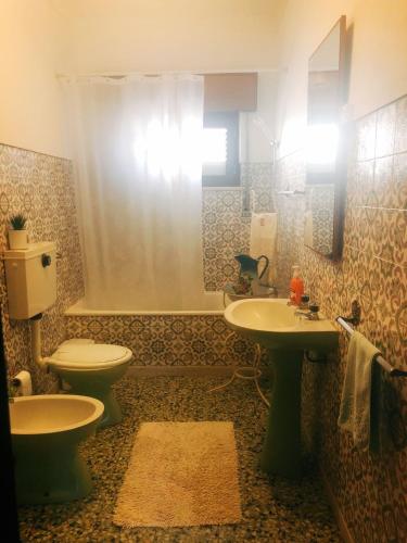 a bathroom with a toilet and a sink at Monte de Stª Margarida in Montemor-o-Novo