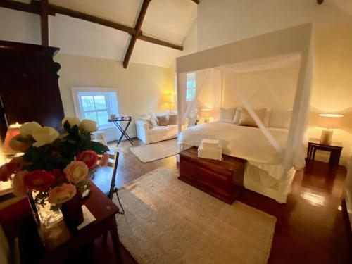 KillinaghにあるBarnabrow Country Houseのベッドルーム1室(ベッド1台付)、リビングルームが備わります。