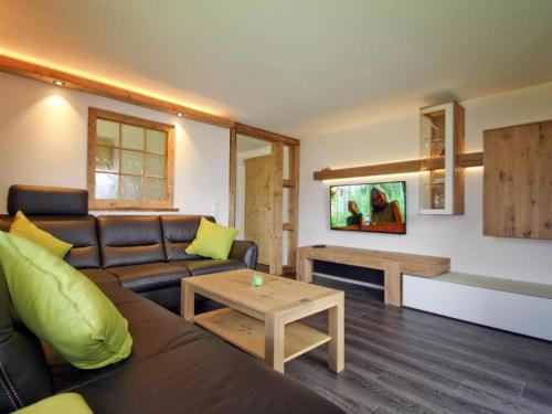 - un salon avec un canapé et une table dans l'établissement Bojernhof, à Ruhpolding