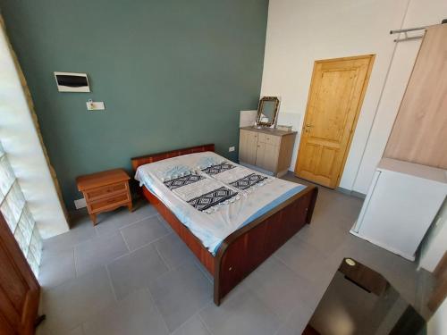 1 dormitorio con 1 cama y puerta de madera en Anna Guesthouse 10 min walk from the beach en Lárnaca