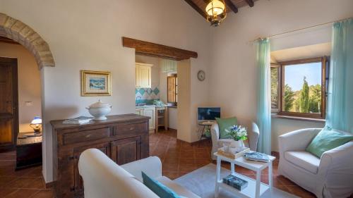 a living room with a couch and a table at Masso delle Fanciulle 14, Emma Villas in Pomarance