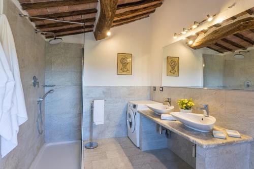 een badkamer met 2 wastafels en een douche bij PODERE SAN ANSANO 14&2, Emma Villas in Paganico