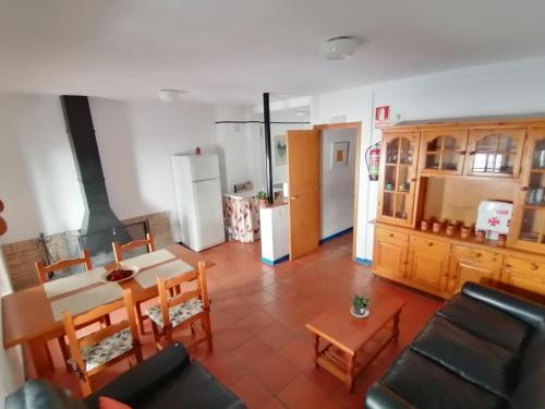 a kitchen and dining room with a table and chairs at Casas Las Piedras de Agua in Grazalema