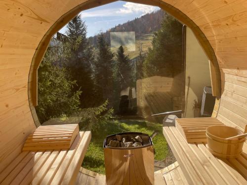 a room with an arched window and a trash can at Hotel Pegaz in Krynica Zdrój
