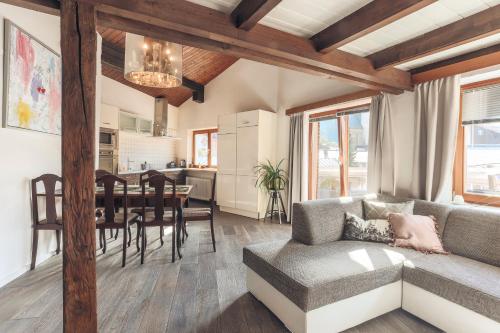 een woonkamer met een bank en een tafel bij Hornhaus in Kitzbühel