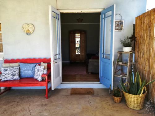 a room with a red bench and an open door at Die Pophuis in Aberdeen