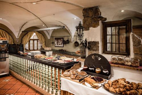 een keuken met een buffet van brood en zoete deegwaren bij Mountain Resort Patzenfeld in Sesto