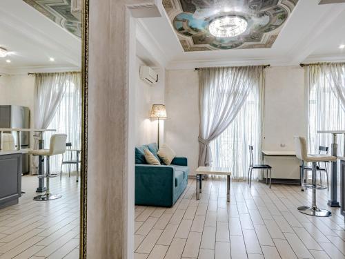 ein Wohnzimmer mit einem blauen Sofa und einem Spiegel in der Unterkunft Vintage Apartments in Odessa