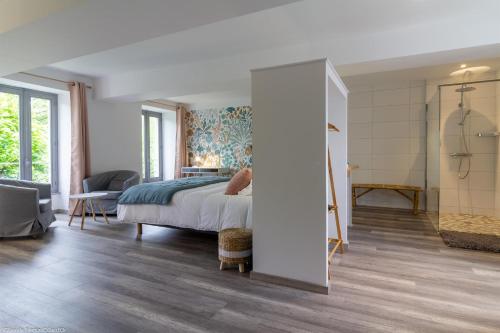 1 dormitorio con 1 cama y puerta corredera en Chez Sophie et Benoit, en La Bussière-sur-Ouche