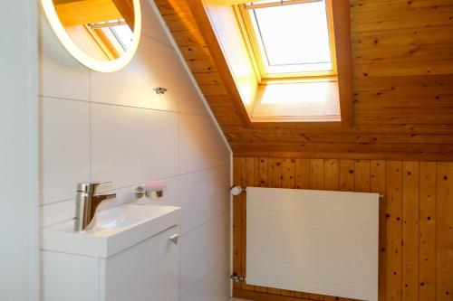 La salle de bains est pourvue d'un lavabo et d'une fenêtre. dans l'établissement Hauswurz, à Thun