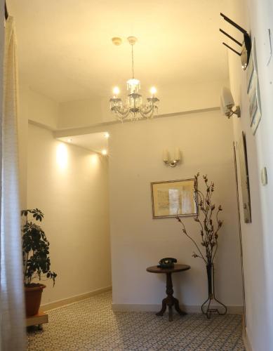 Ash Shumaysānīفندق الريفييرا的走廊上设有桌子和吊灯