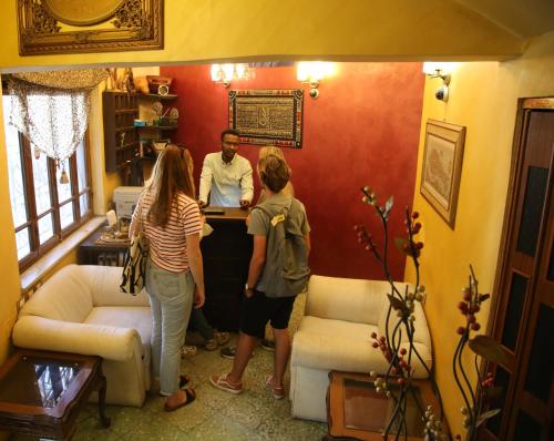 Ash Shumaysānīفندق الريفييرا的一群人站在一个房间里柜台旁