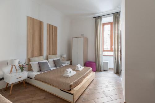 1 dormitorio con 1 cama grande en una habitación en Flaminiarooms, en Roma